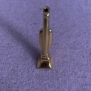 Tiny gold figurine straw 😎